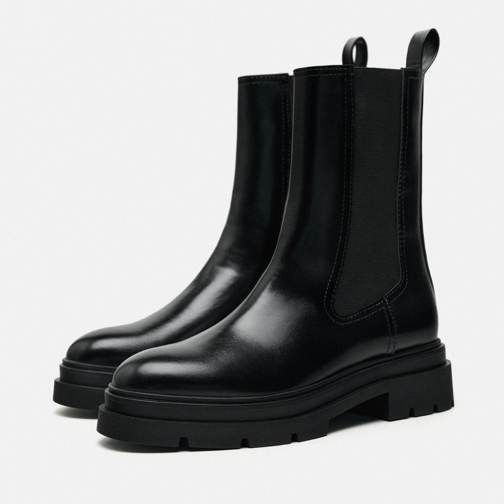 ✨SALE ✨ ZARA FLAT LUG SOLE CHELSEA ANKLE BOOTS
✨SALE ✨